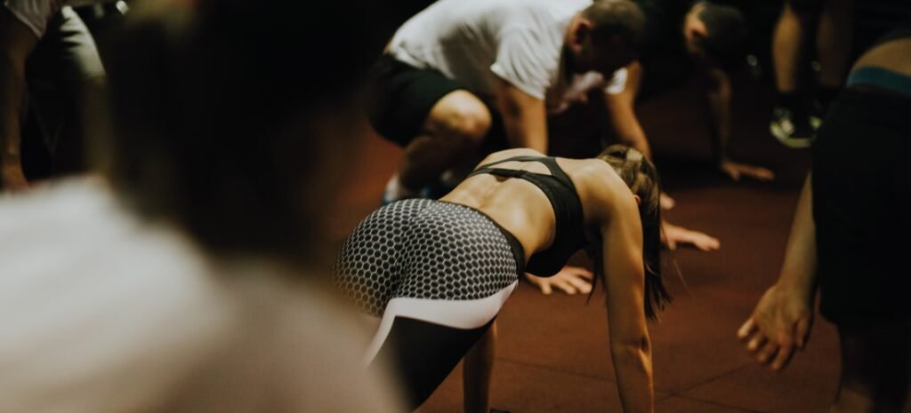 Persona realizando rutina de entrenamiento personal de alta intensidad para mejorar fuerza, resistencia y rendimiento físico