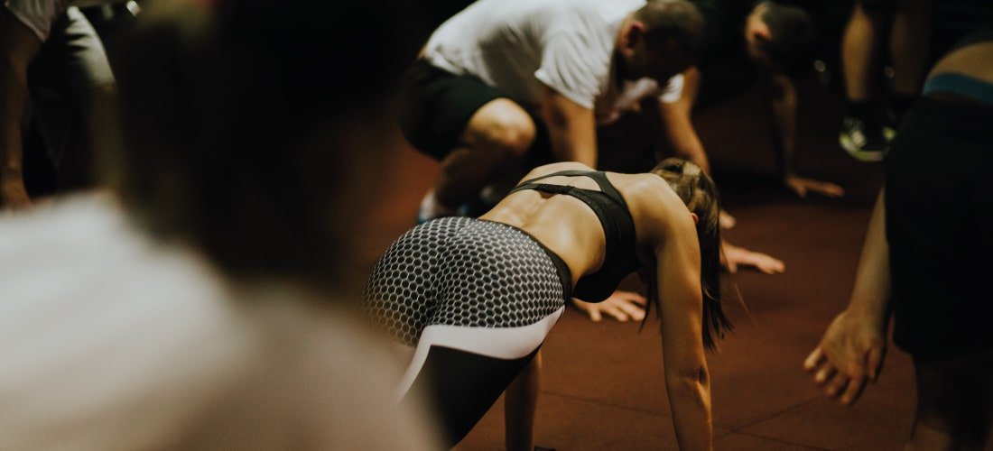 Persona realizando rutina de entrenamiento personal de alta intensidad para mejorar fuerza, resistencia y rendimiento físico