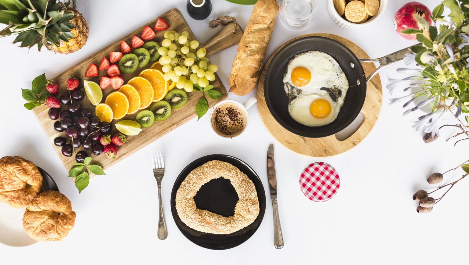 Bagel crujiente con ingredientes saludables servido sobre mesa blanca como opción de desayuno nutritivo