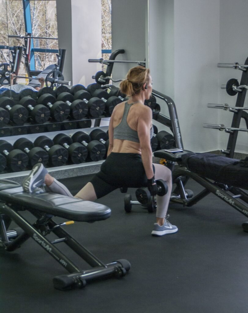 Persona haciendo ejercicio en una clase de entrenamiento físico para mejorar su salud y bienestar general
