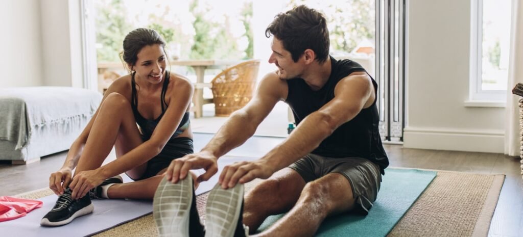 Persona realizando estiramientos para mejorar la flexibilidad corporal y el bienestar físico.