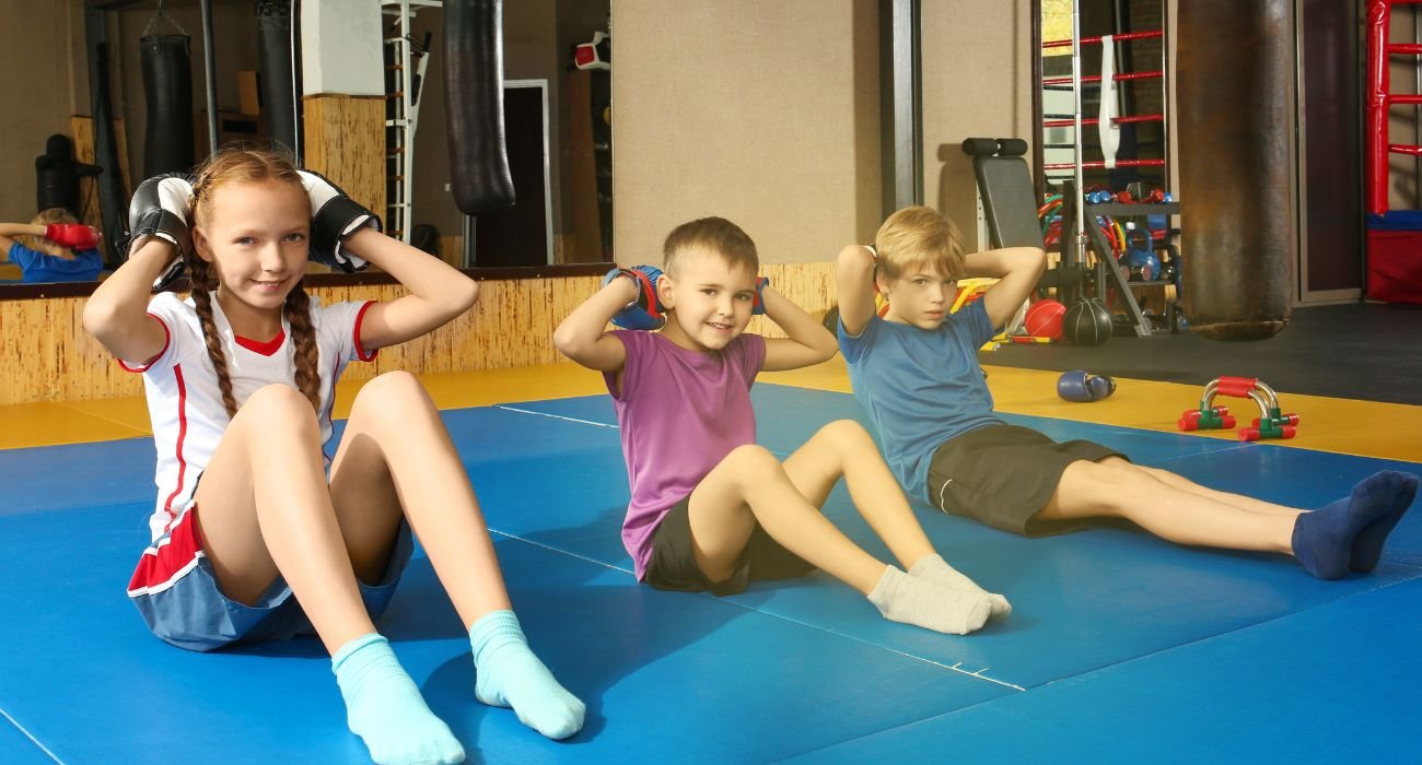 Niños practicando deportes, desarrollando habilidades físicas y sociales.