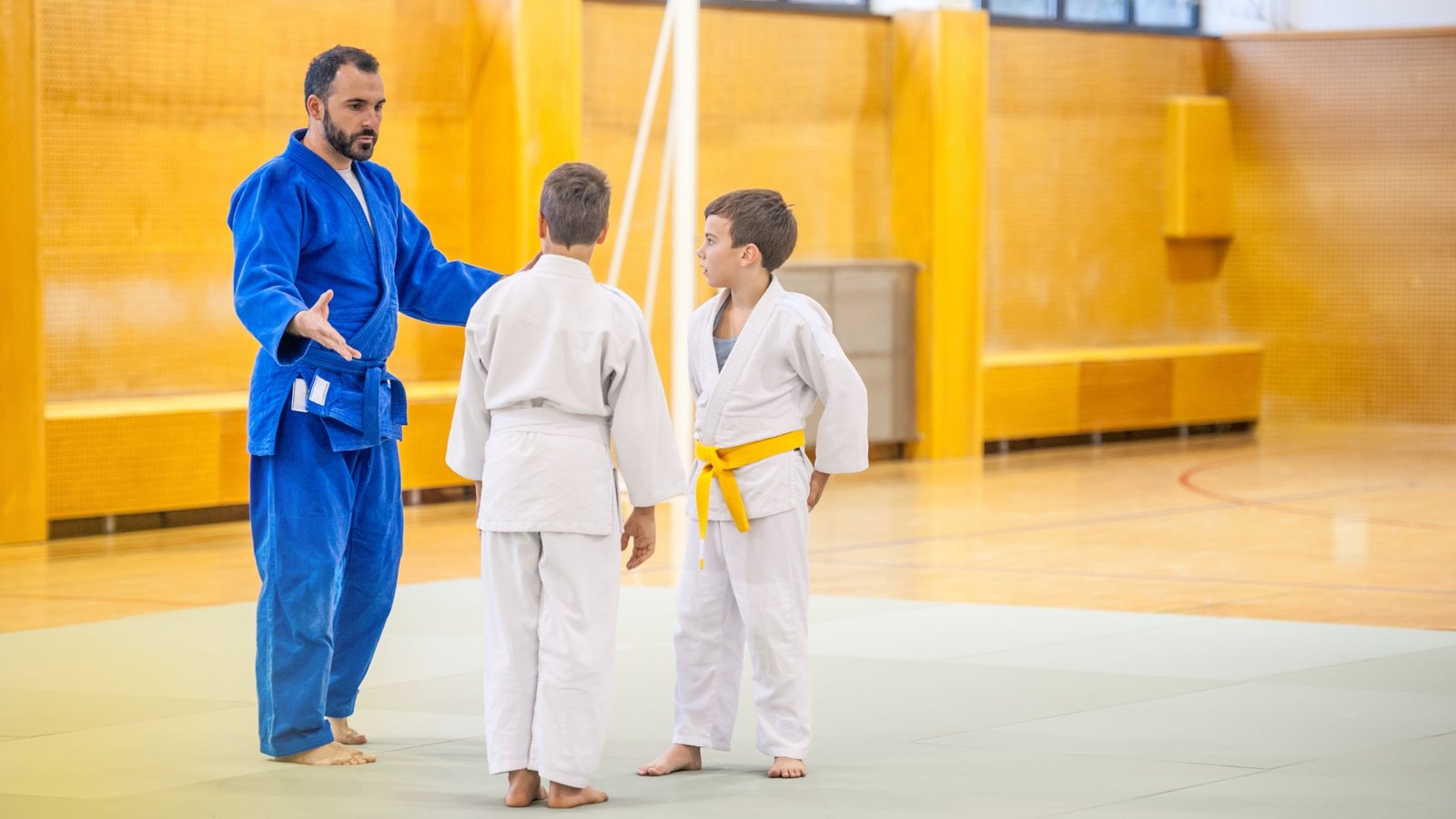 Niños entrenando judo con bversio.es en clases enfocadas en disciplina y desarrollo personal